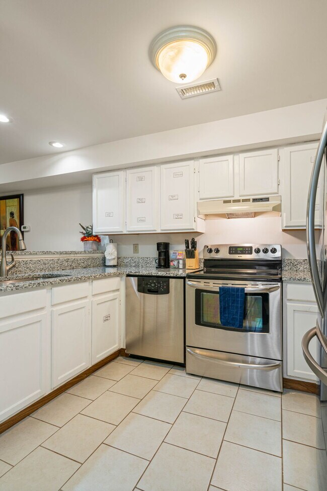 Building Photo - 102 Chesterfield Ln