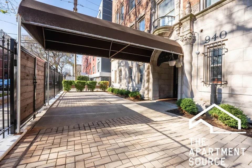 Photo - 940 W Winona St (Chicago, IL)