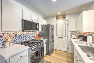 Building Photo - 950 Seven Hills Dr