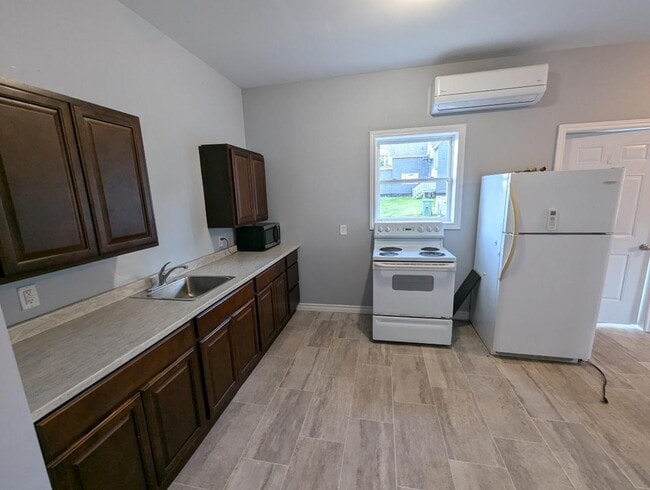 Building Photo - 461-461 Church St