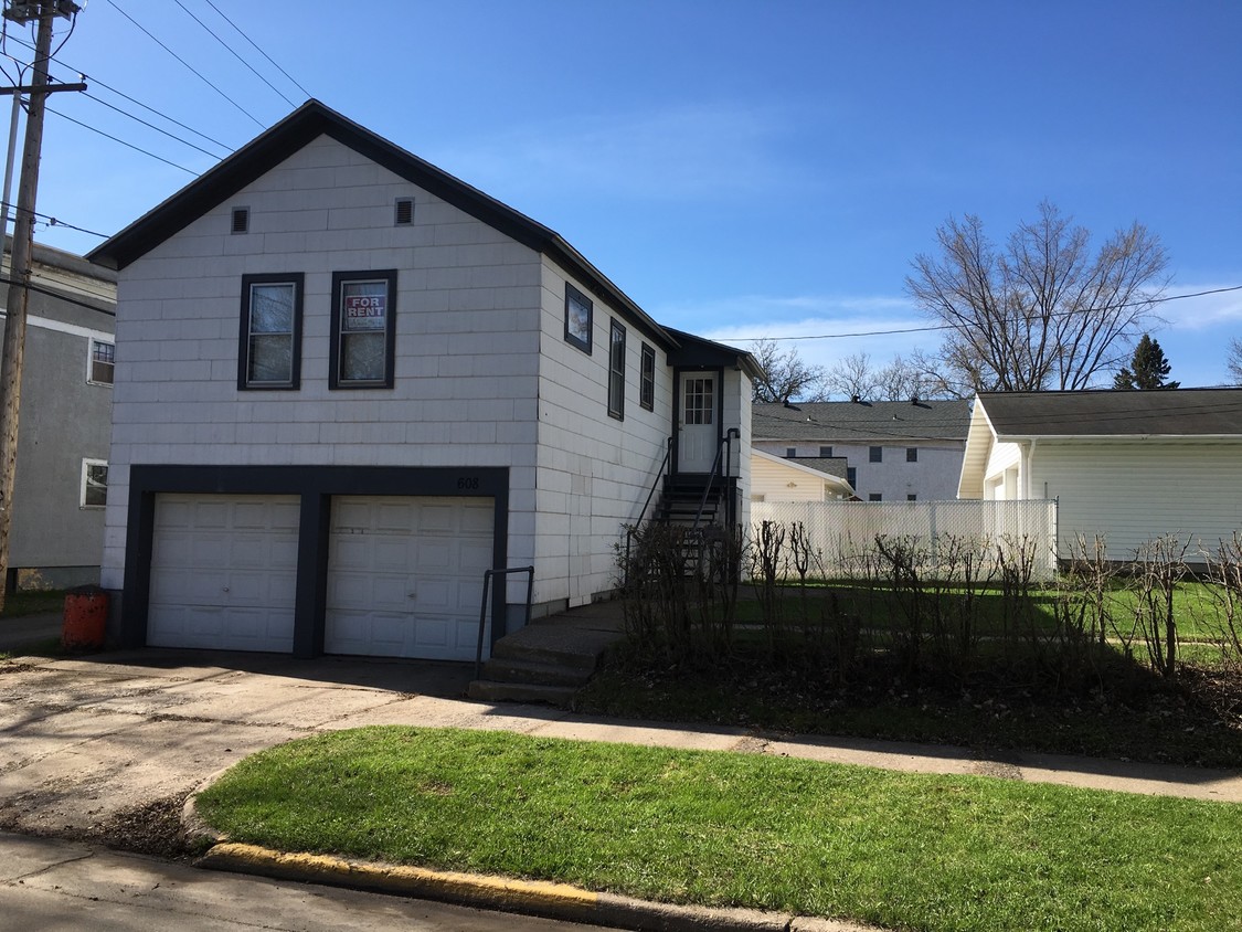 Primary Photo - 608 E 22nd St