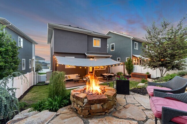 Building Photo - 966 E Deer Arch Ln