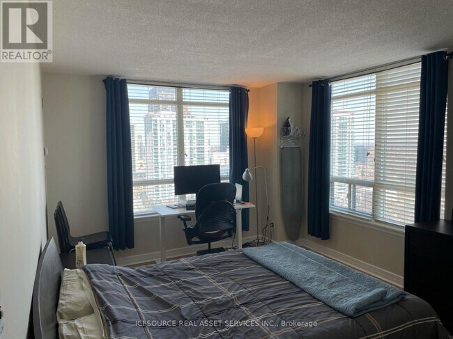 Photo du bâtiment - 16 Harrison Garden Blvd