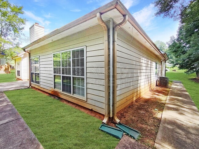 Building Photo - 553 Washington Dr