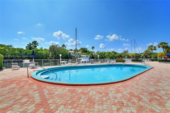 Foto del edificio - 100 Edgewater Dr