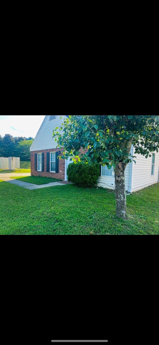 Building Photo - 2301 Lenox Dr