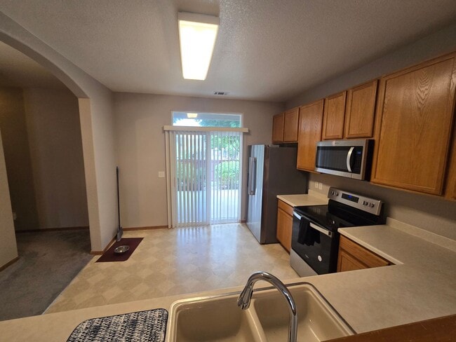 Building Photo - Bright and open Condo, walking distance to...
