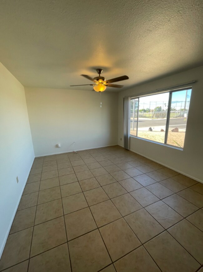 Foto del edificio - COMING SOON! 3 Bedroom/ 2 Bath with Conven...