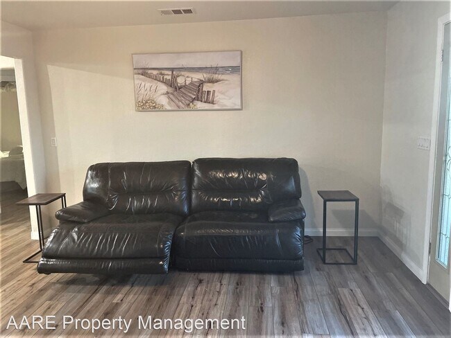 Building Photo - 4 br, 2 bath House - 396 Sierra Way