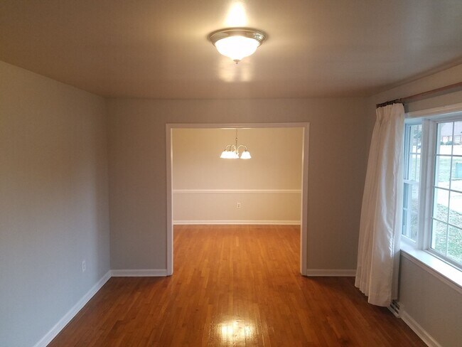 Building Photo - Large 3 bedroom brick rancher with 1.5 bathrooms.