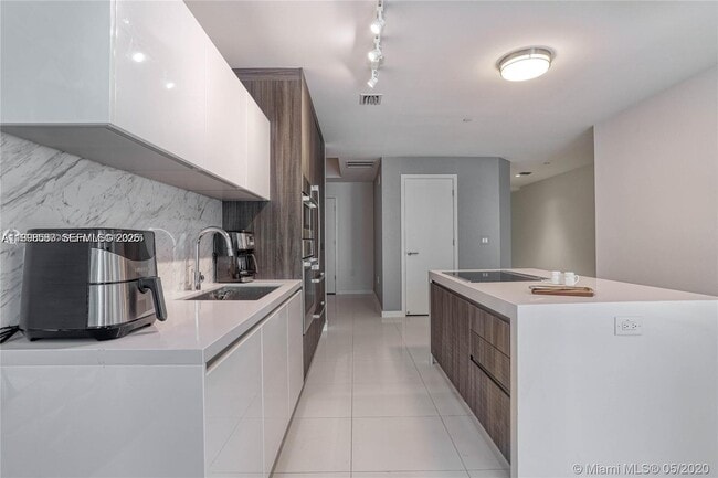 Building Photo - 851 NE 1st Ave