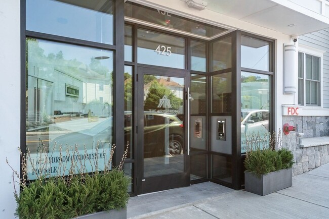 Building Photo - 425 Lagrange St