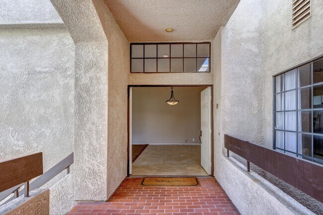 Building Photo - 2601 S Broadmoor Dr