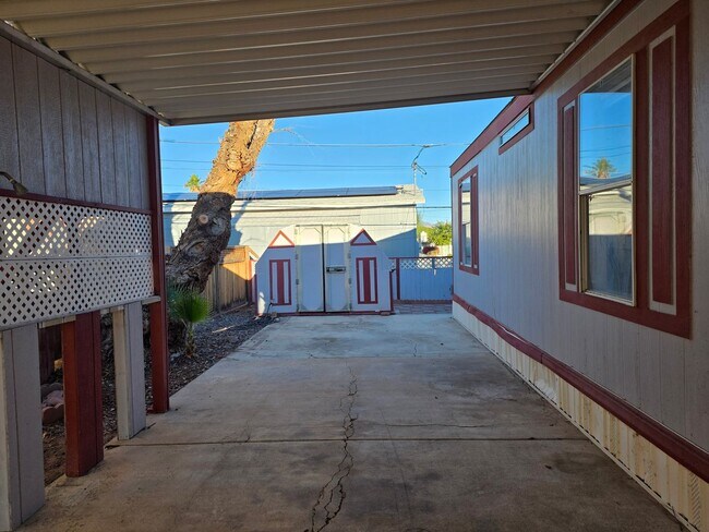 Foto del edificio - Cutest 2 bed/2 bath with enclosed AZ room in Bullhead City!