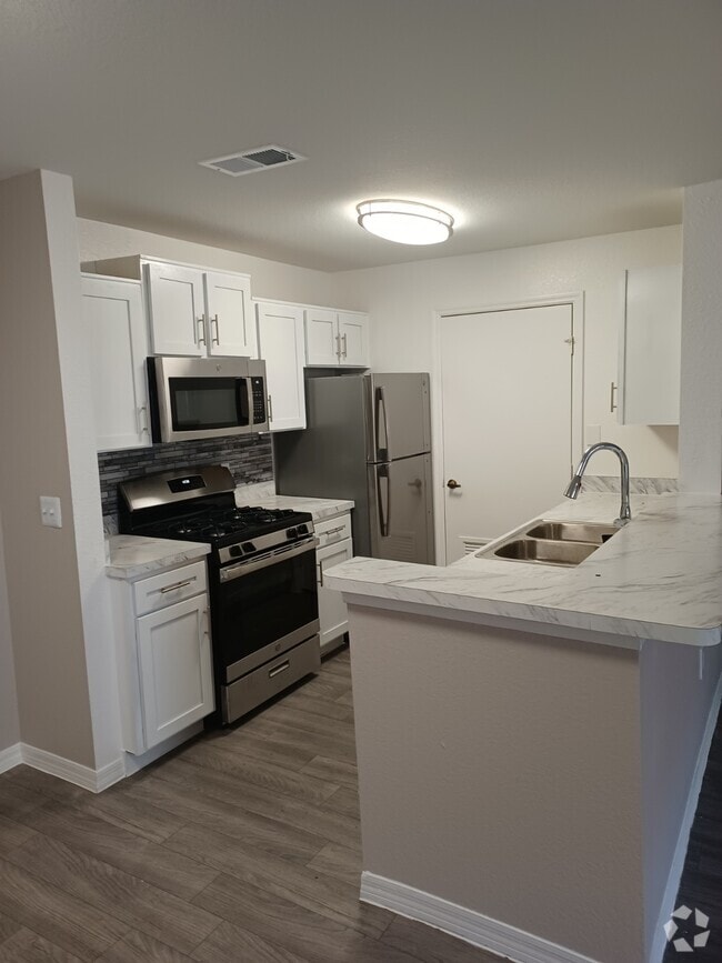 Building Photo - Peninsula at Port Charlotte