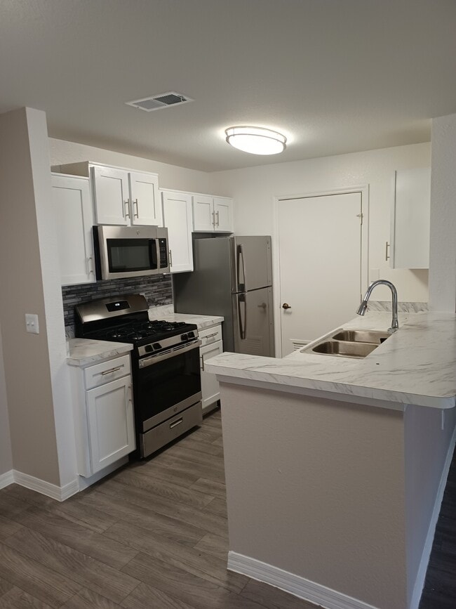 Building Photo - Peninsula at Port Charlotte