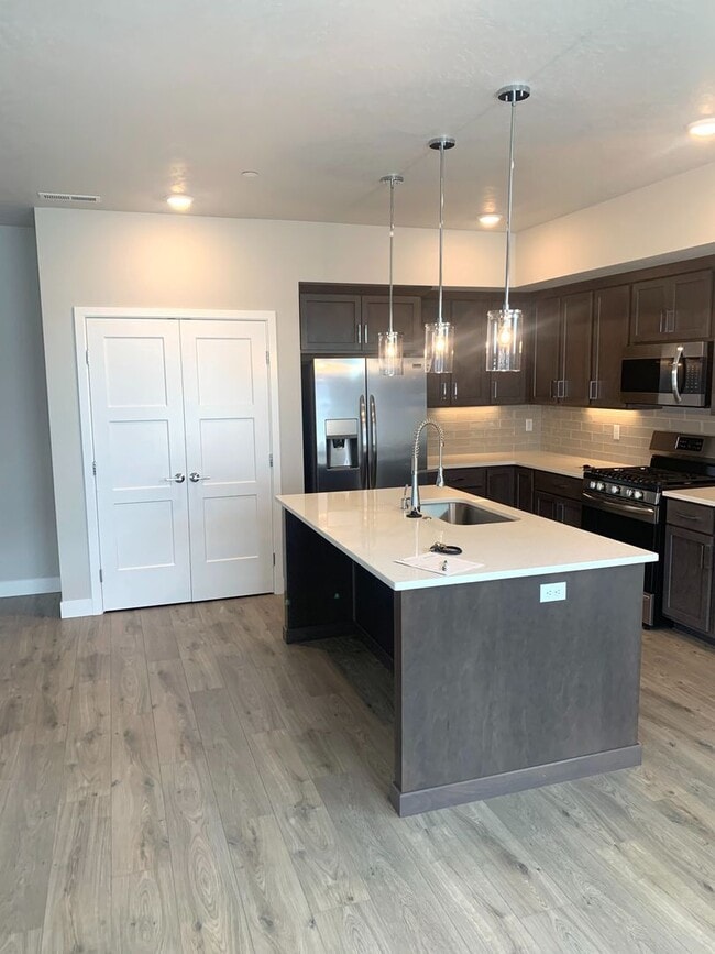Building Photo - Beautiful newer construction home in Richl...