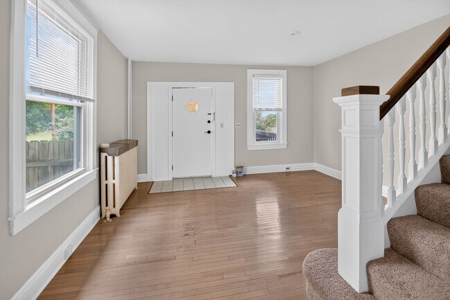 Building Photo - 421 Charter Oak Ave