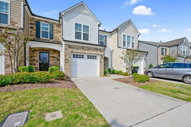 Foto del edificio - Roomy Townhome in RTP