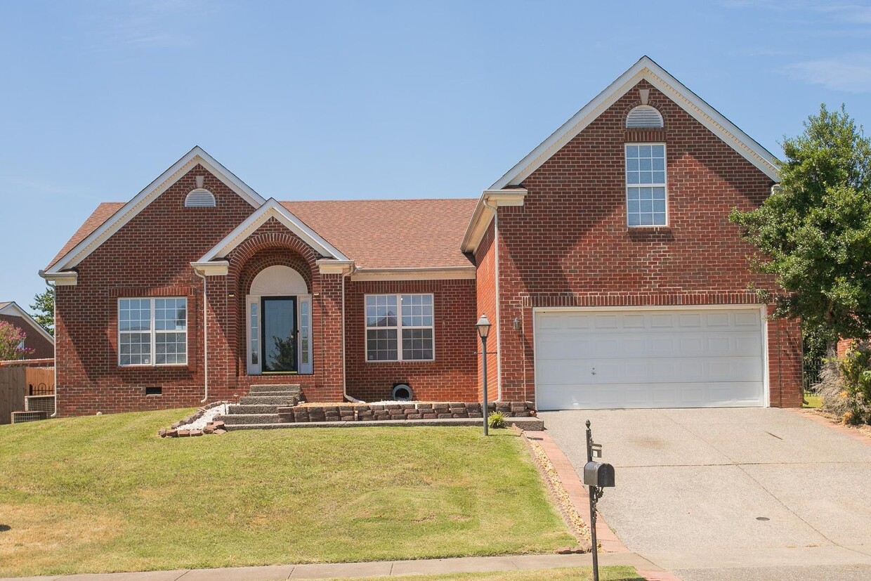 Primary Photo - Charming Hendersonville Home!