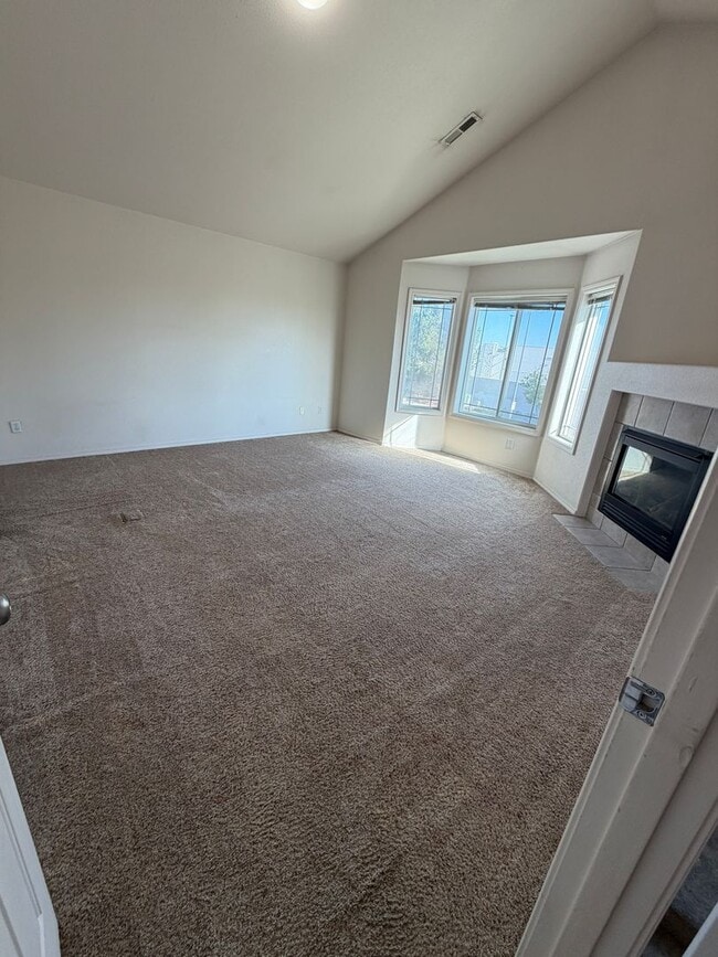 Building Photo - 2 Bedroom 2.5 bath townhouse w/ bonus room & Garage in Pasco