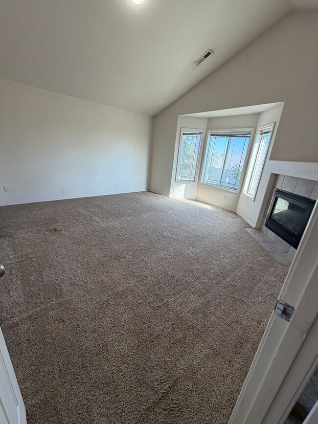 Foto del edificio - 2 Bedroom 2.5 bath townhouse w/ bonus room & Garage in Pasco