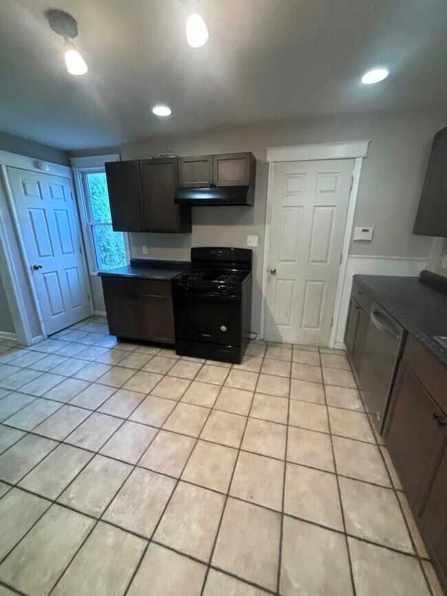 Building Photo - 165 Sharpe St