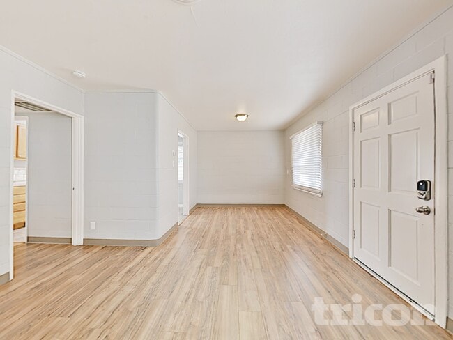 Building Photo - 5307 Esmeralda St