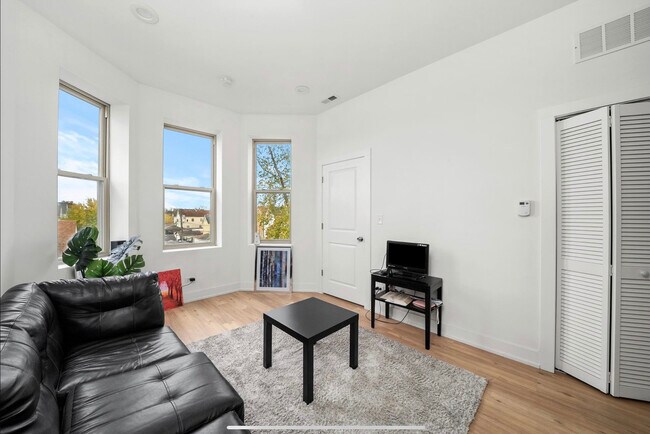 Foto del edificio - 1908 W 48th St