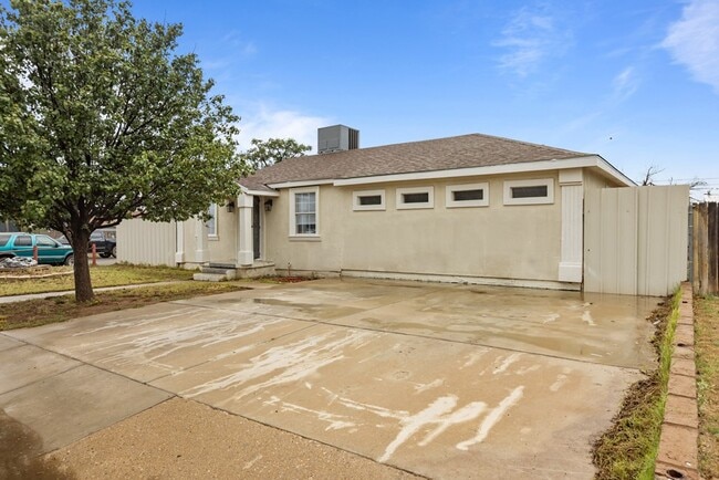 Building Photo - 1306 Woodlawn Dr