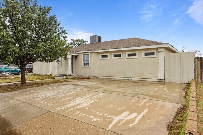 Foto del edificio - 1306 Woodlawn Dr