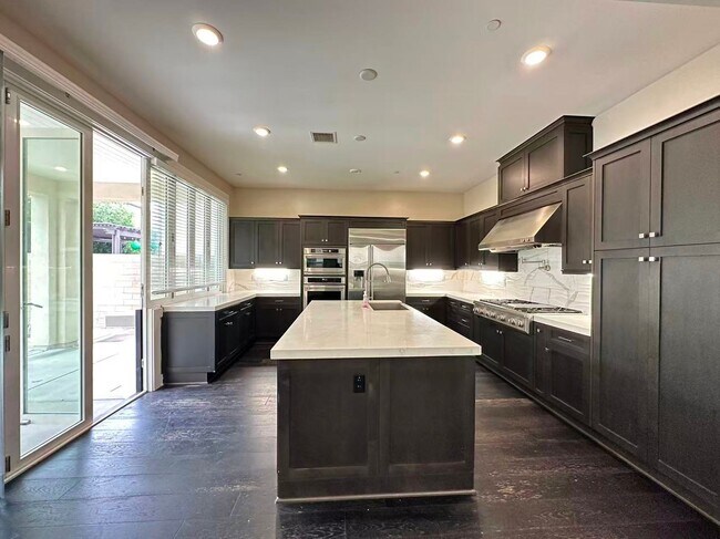 Foto del edificio - 4 Bedroom home for lease in Irvine