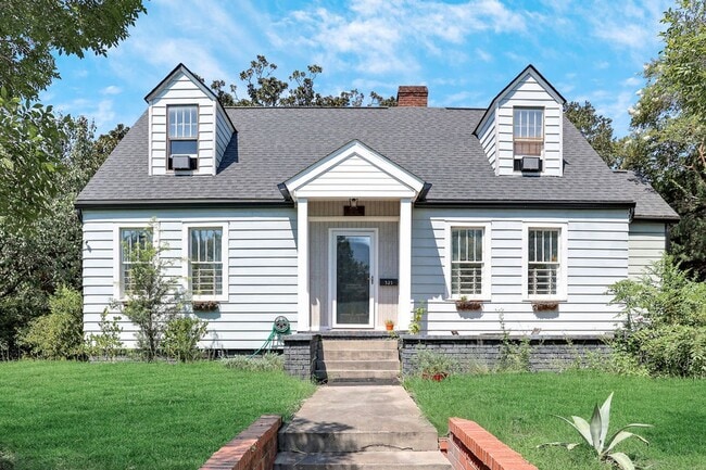 Building Photo - Charming bungalow downtown