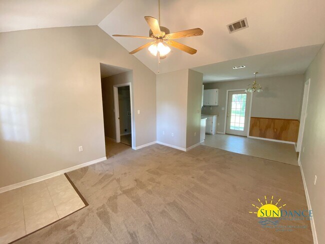 Foto del edificio - Charming 3-Bedroom Home in Prime Crestview...