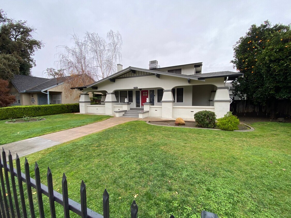 Foto principal - Classic vintage home walking distance to d...