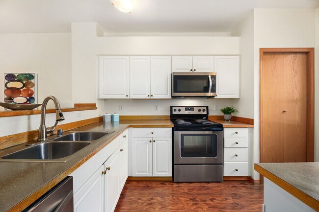 Building Photo - Available Now! Charming 3-Bedroom Home in ...