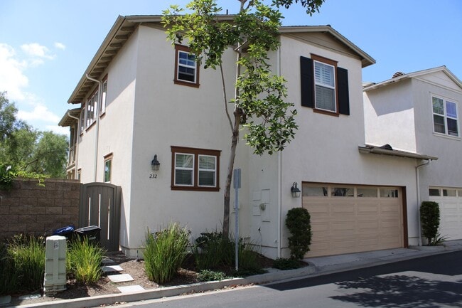 Building Photo - 2 Story home 3 Bedroom, 3 Bathroom Tustin Field.