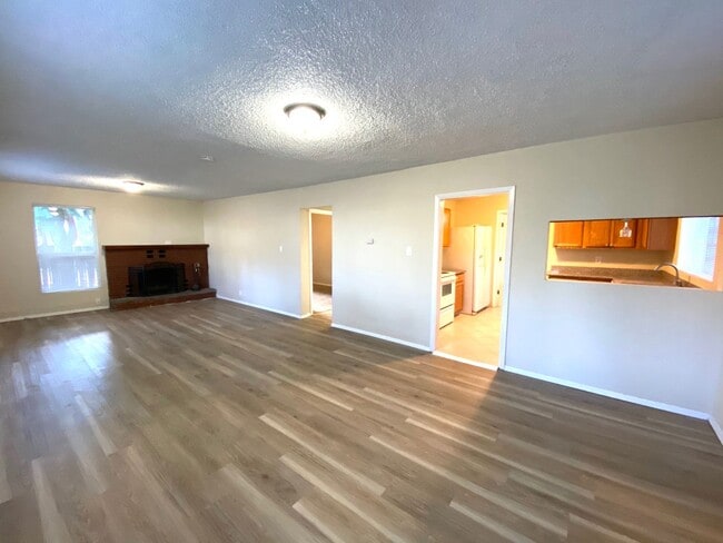 Building Photo - Nice 2+ Bed, 2 Bath House with Fenced Yard