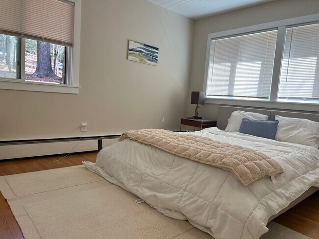 Building Photo - 3 bedroom, less than 1 mile to Dartmouth G...