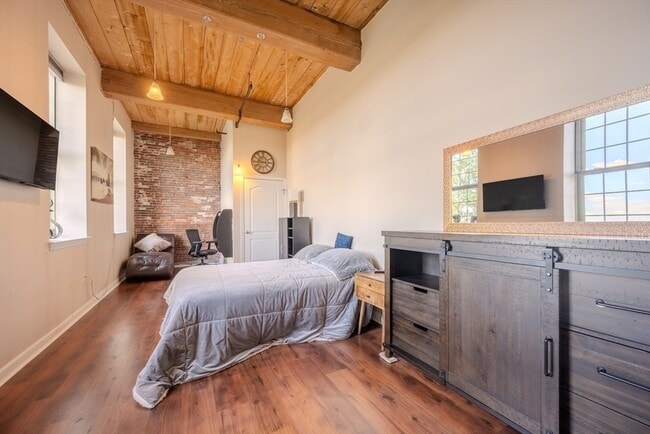 Foto del edificio - 52 Lawrence Dr