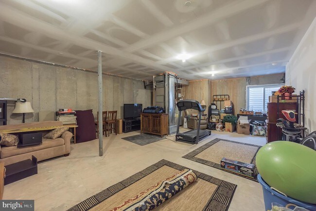 Building Photo - 605 Lakeview Ct