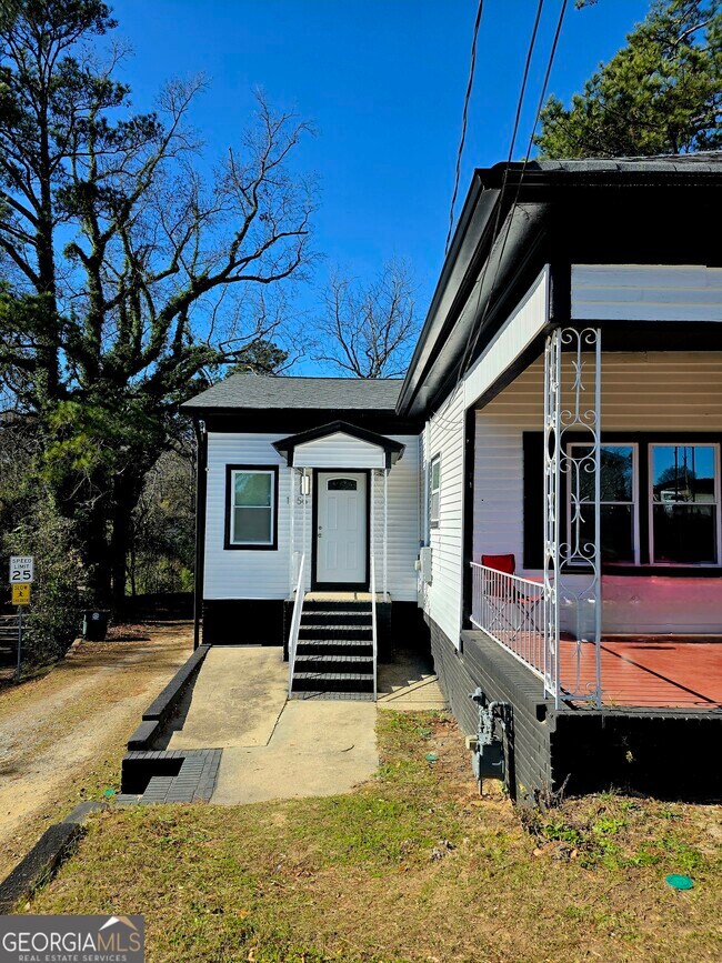 Foto del edificio - 1156 Clinton Rd