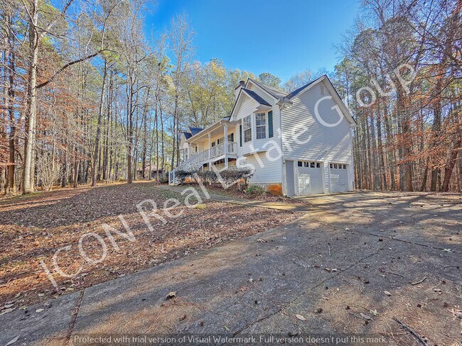 Building Photo - 3/2.5 home with large level lot