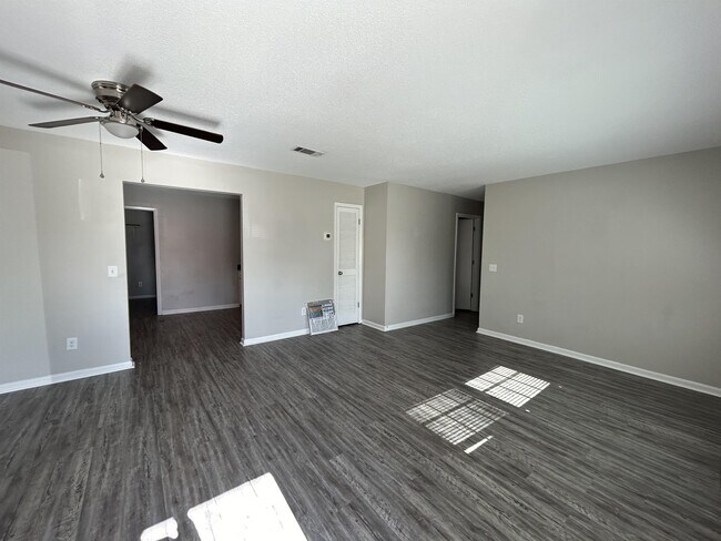 Building Photo - 215 Pointe S Dr