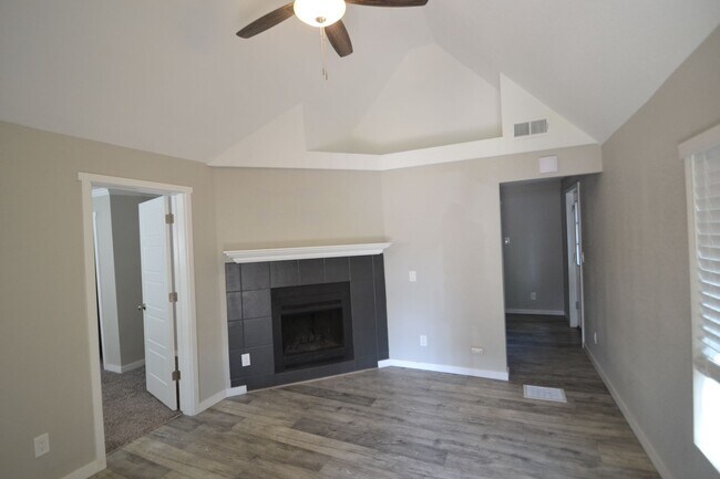 Foto del edificio - 2 Bed 1 Bath - Fully Renovated - Available...