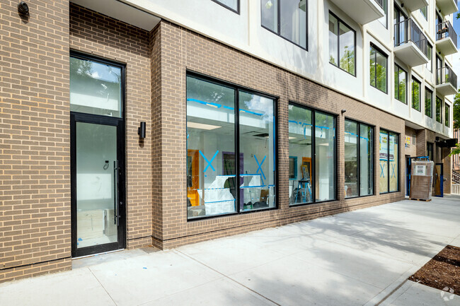 Building Photo - 1000 Lorimer St