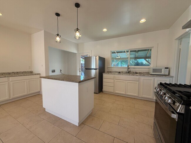 Foto del edificio - Charming Campbell 3 Bedroom 1 Bath Home with Backyard and Basement