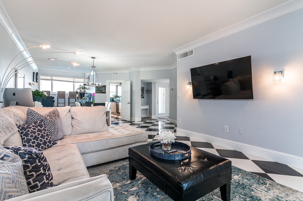 Living Room - 333 Sunset Dr