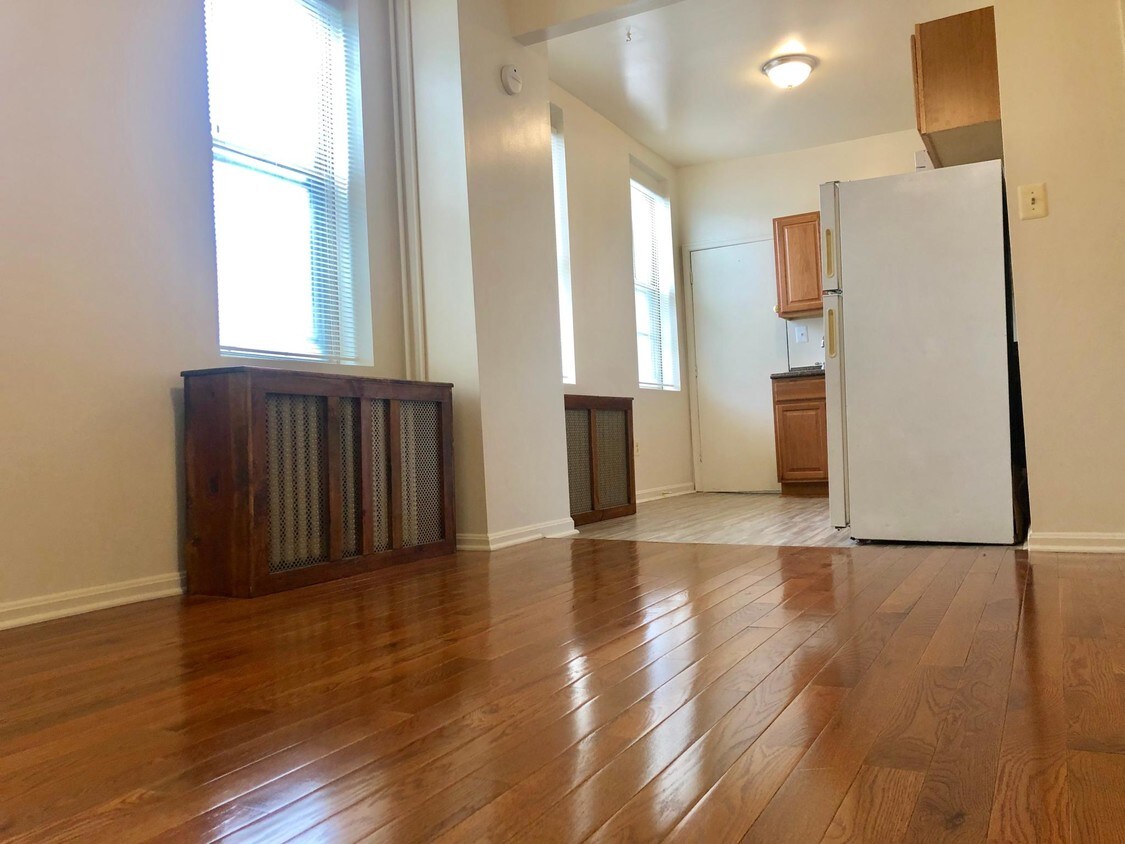 Primary Photo - 866 W Lombard St