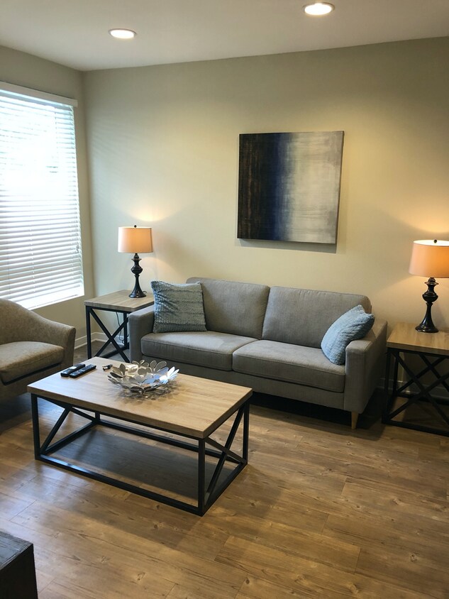Foto principal - 17101 Millikan Ave